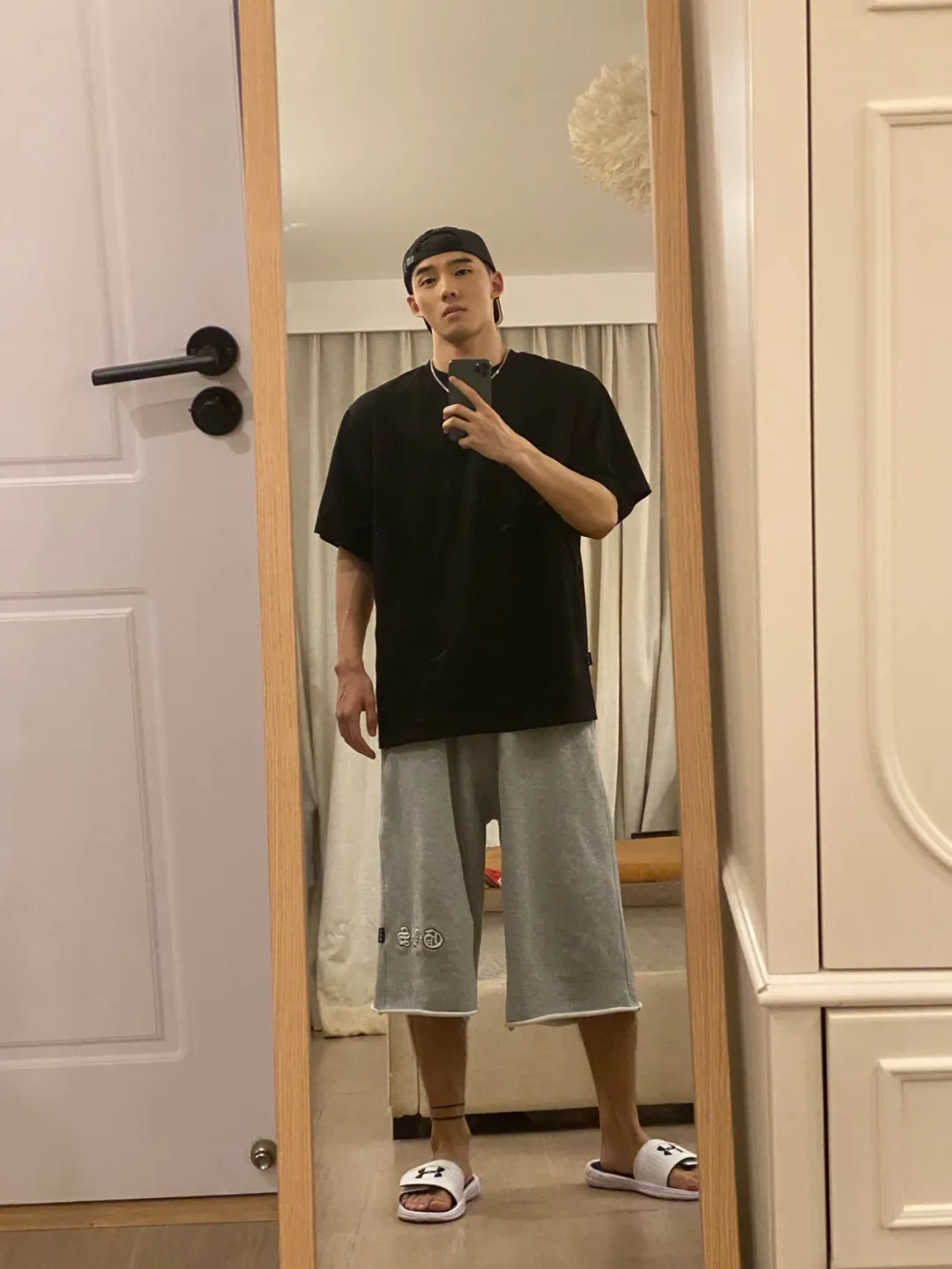 戴眼镜的腹肌男主播：白天卖茶，晚上 cos 蝙蝠侠？