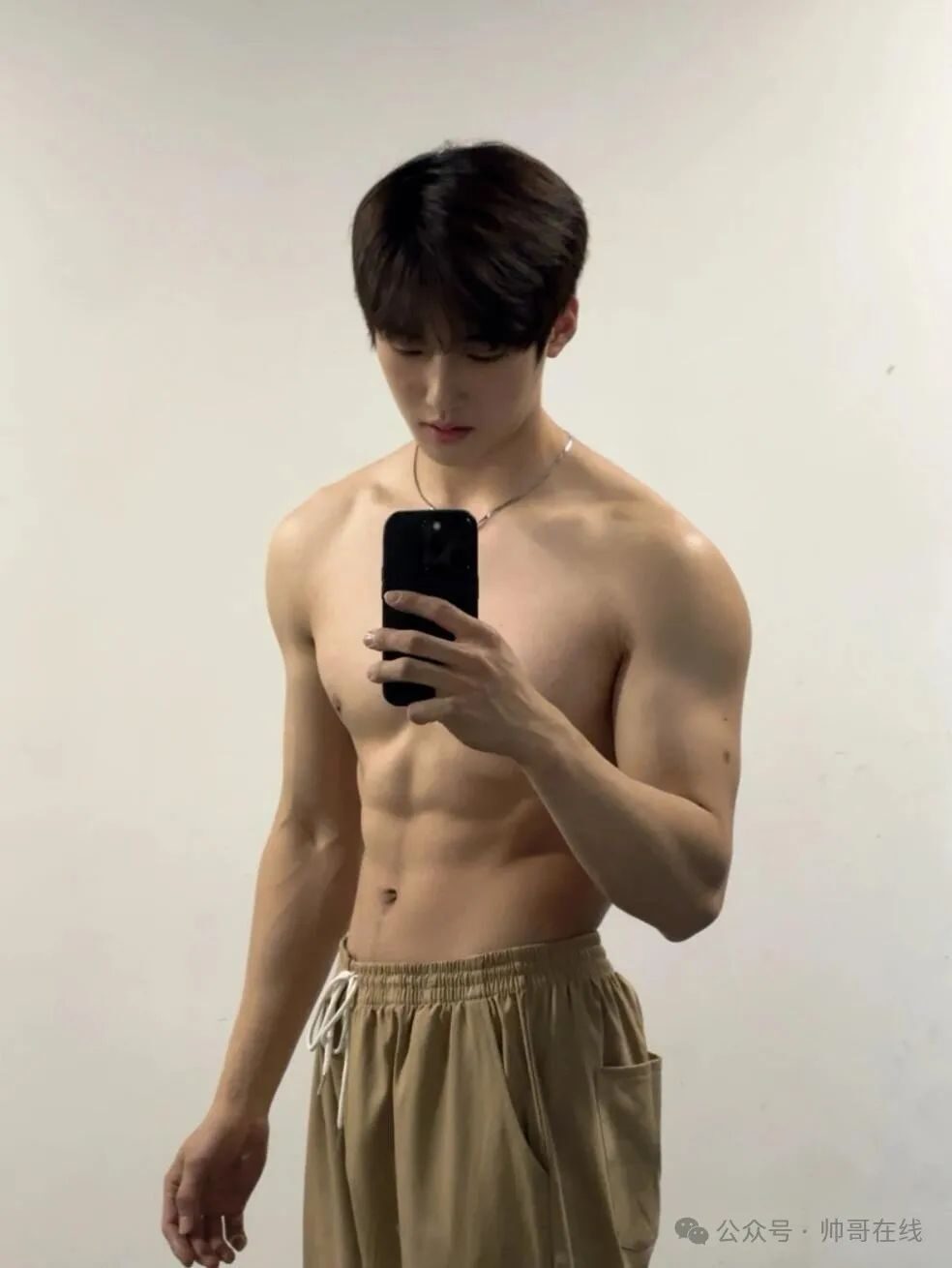 辛止蕾最爱的光膀子双肩包肌肉健身男大帅哥！