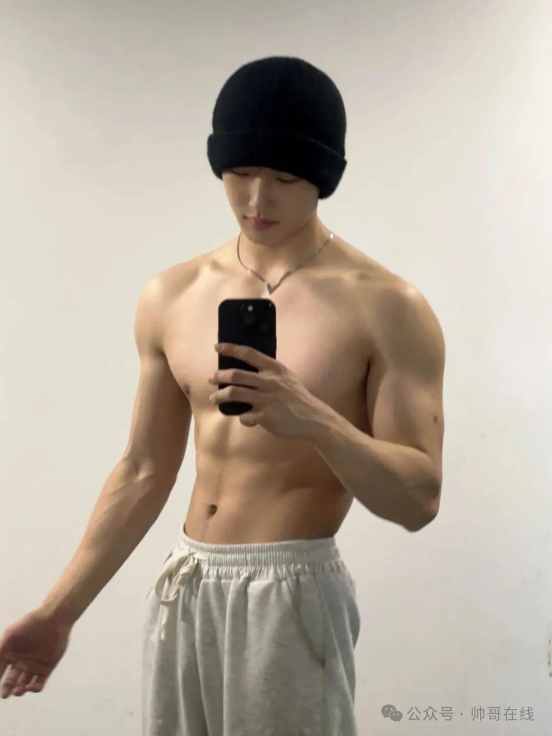 辛止蕾最爱的光膀子双肩包肌肉健身男大帅哥！