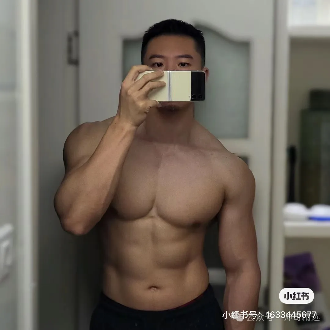 178CM 胸肌硕大的粗筋肌肉男 T 恤快要撑爆了