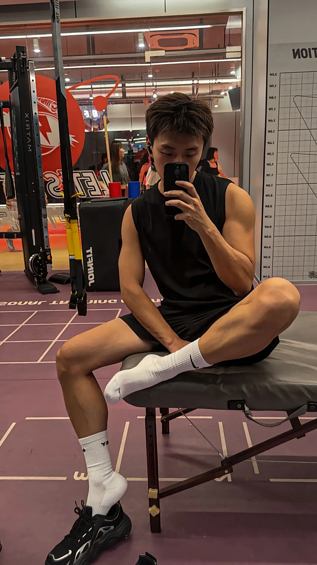 重庆黑皮筋肉崽儿海边玩水，白袜黏脚底算什么？性感才是王道！