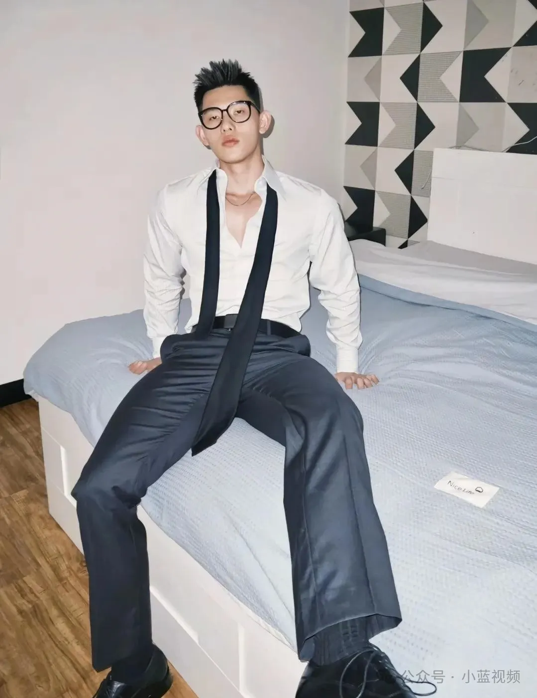脏兮兮痞帅正装阳光大男孩！