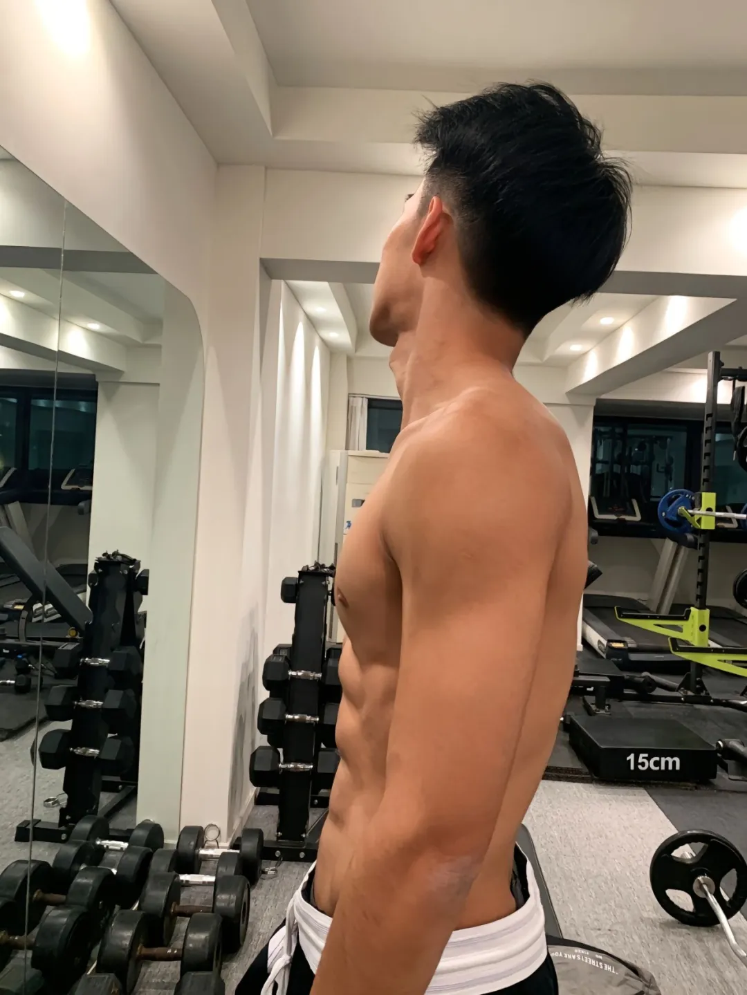 湖北 19 岁篮球体育生男大，自拍照充满性张力！
