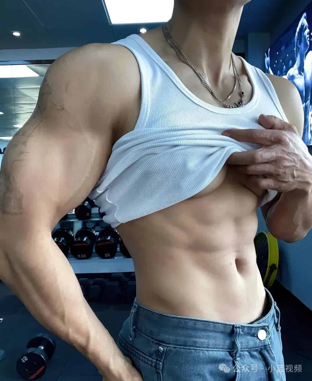 00后舞狮肌肉哥哥秀肌肉惊呆了！-潮男潮北