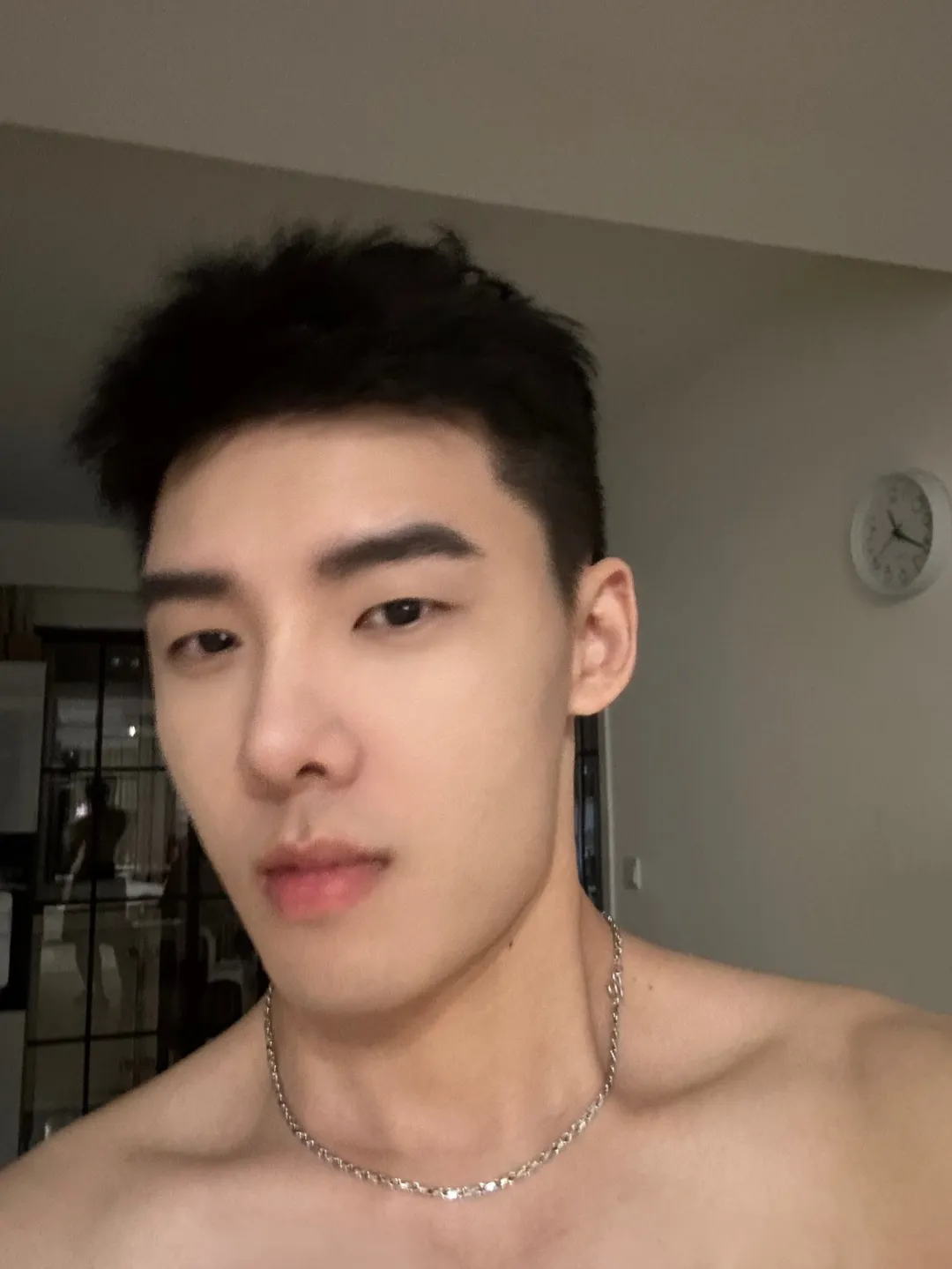 戴眼镜的腹肌男主播：白天卖茶，晚上 cos 蝙蝠侠？