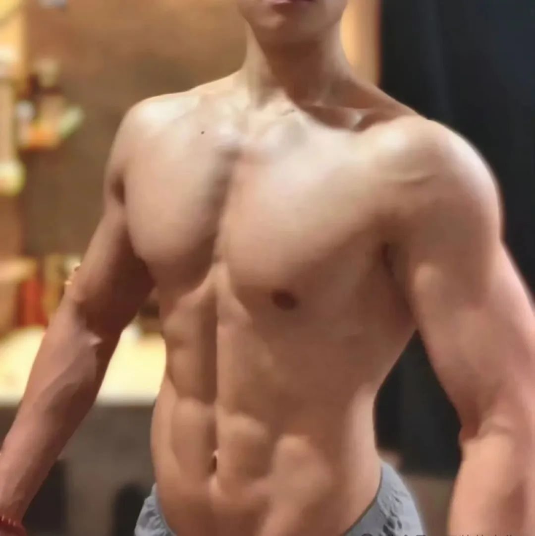 张宏涛首次尝试短发写真，肌肉清爽帅气完全天菜