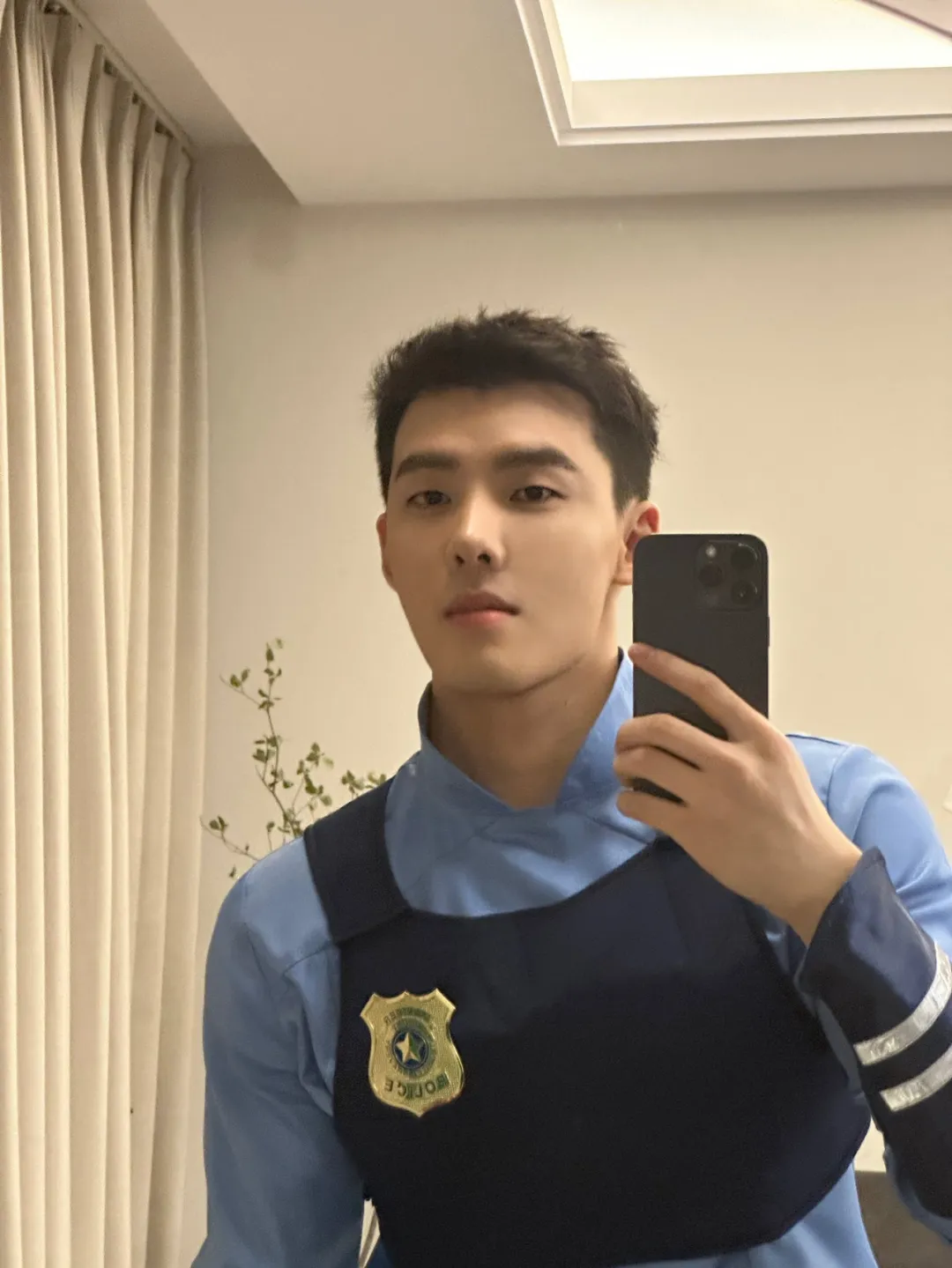 戴眼镜的腹肌男主播：白天卖茶，晚上 cos 蝙蝠侠？