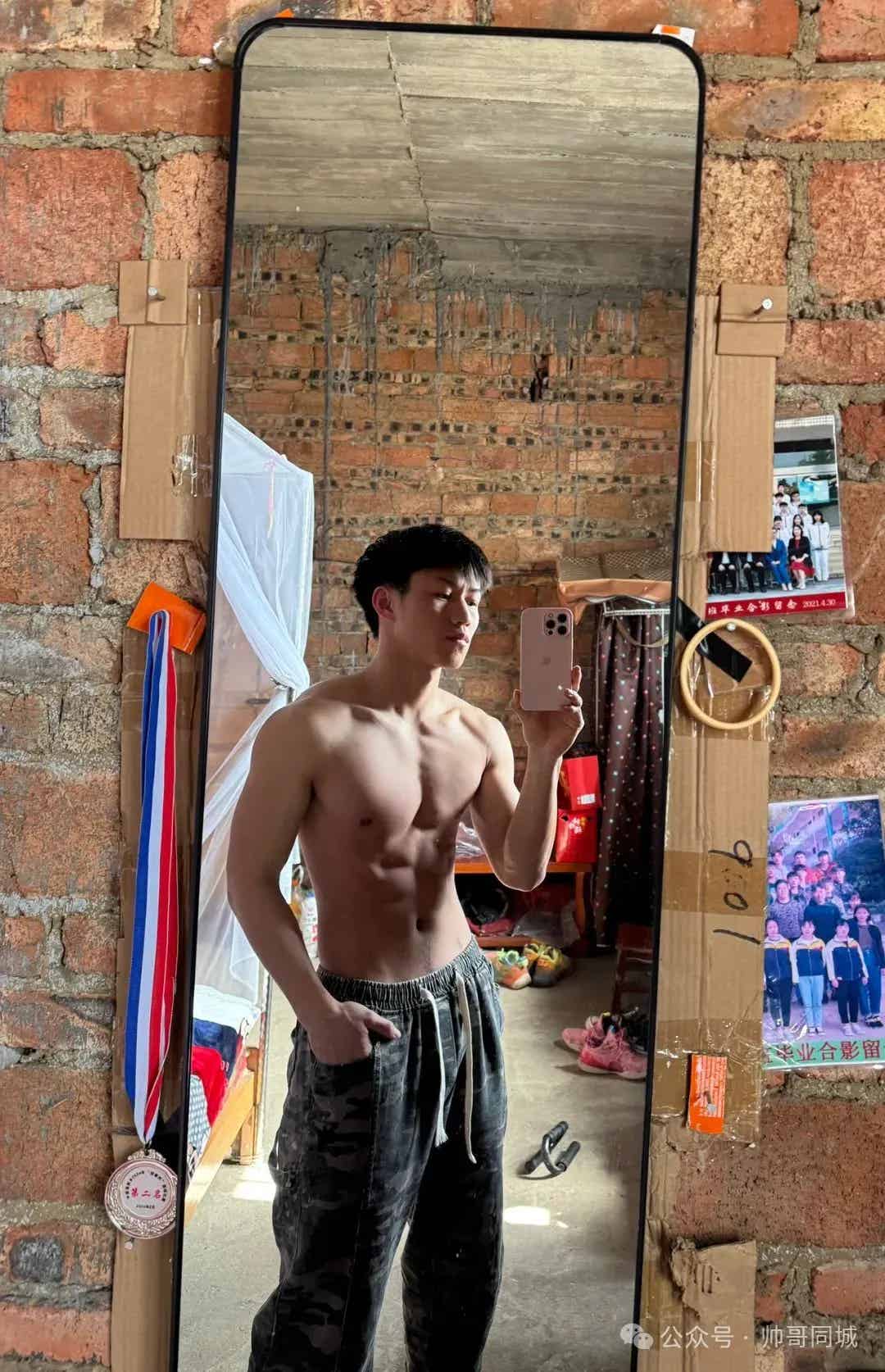 过年回家的兵哥哥穿灰裤子秀肌肉！-潮男潮北