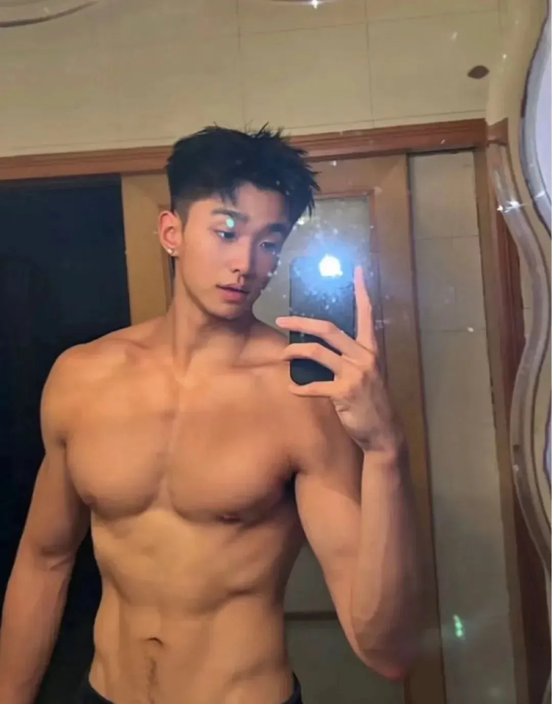 湖南 192CM 的伴郎太帅了！脱掉正装肌肉身材更诱人！