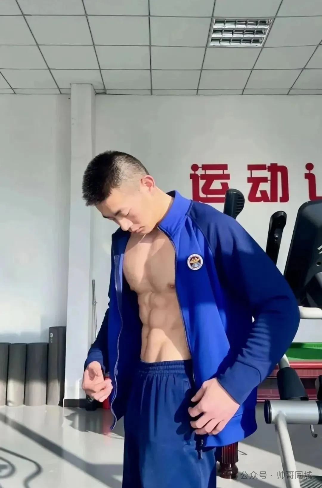 182CM 寸头消防员小哥，脱衣大秀肌肉