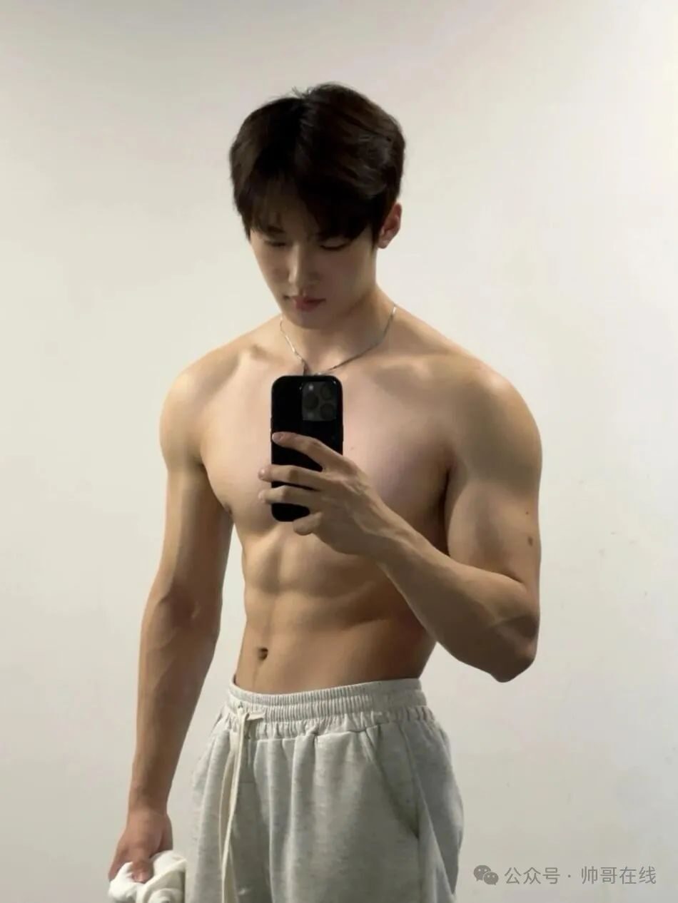 辛止蕾最爱的光膀子双肩包肌肉健身男大帅哥！