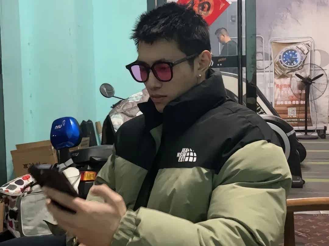 浙江一生煎店老板身材太好被偷拍！寸头爷们开直播太顶了！