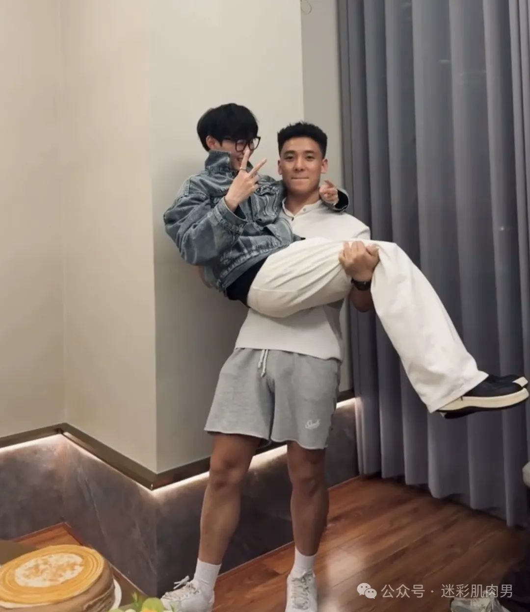 23 岁一级游泳运动员自拍真好看！黝黑长腿腿穿太短 ​​​！