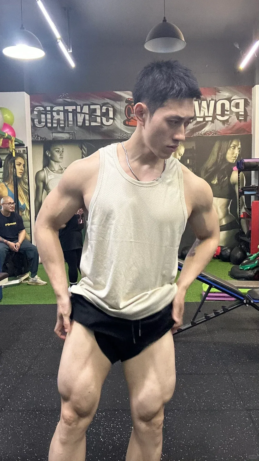 宁波生煎西施失业！肌肉老板凭胸肌杀疯全网，女顾客边吃边擦口水！
