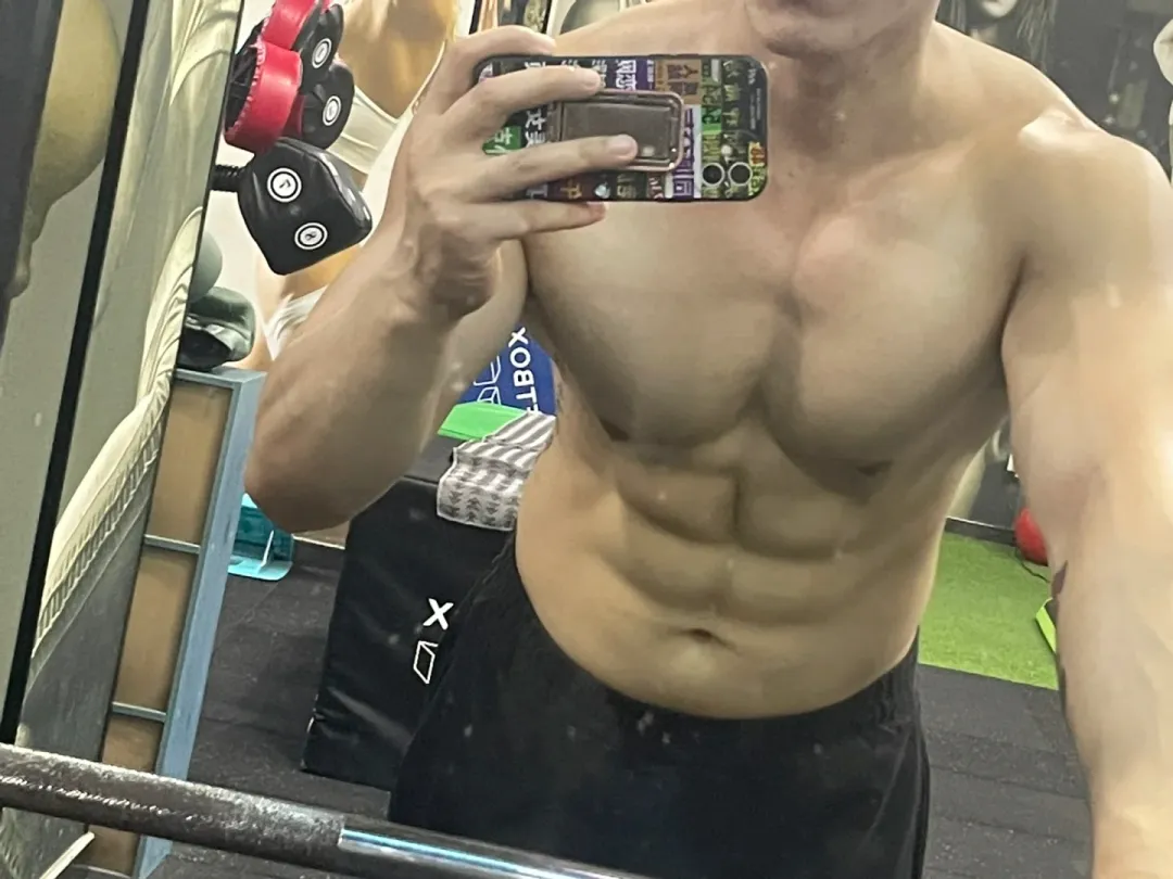 宁波生煎西施失业！肌肉老板凭胸肌杀疯全网，女顾客边吃边擦口水！