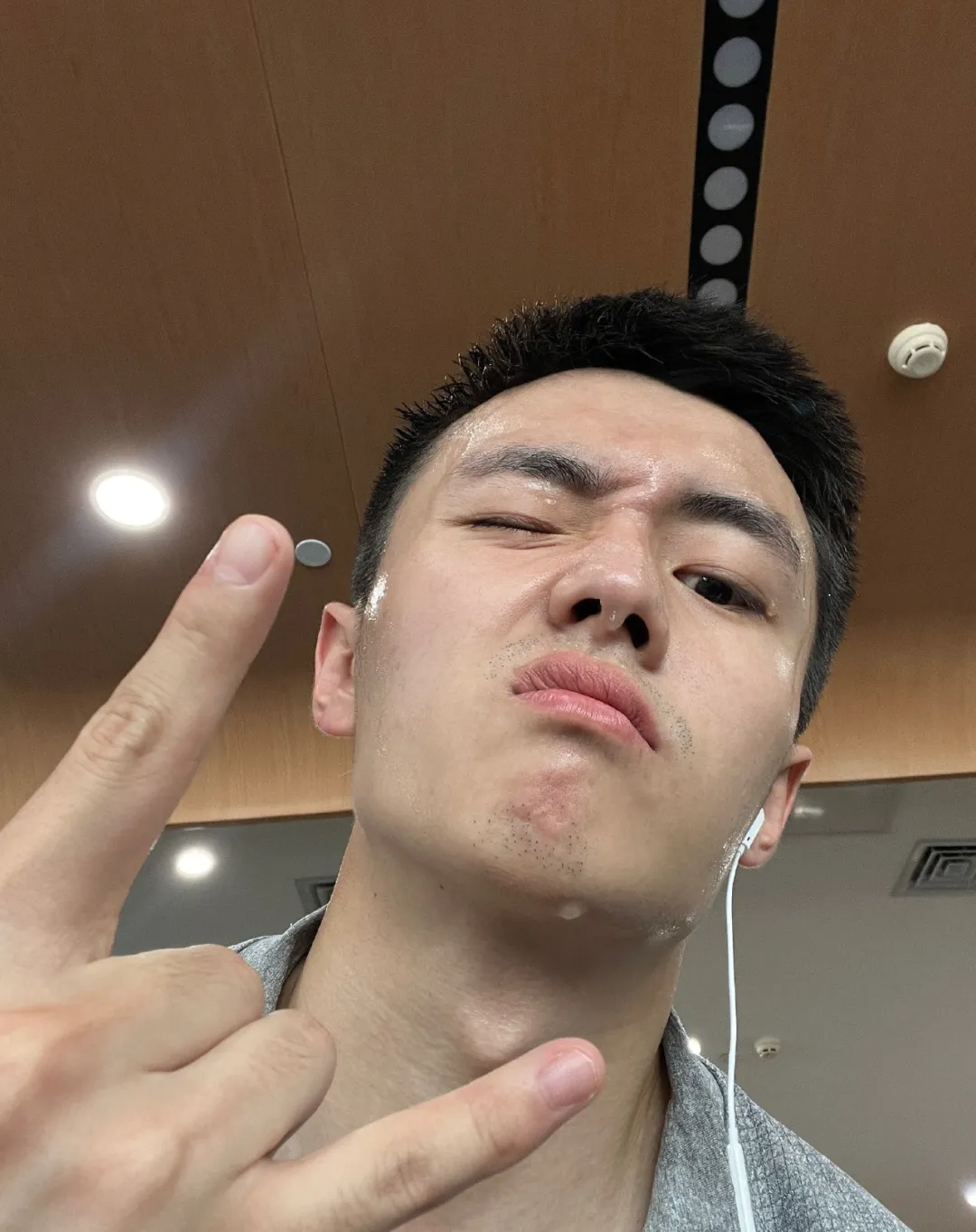 翟子路短裤冲澡花絮曝光，粗壮手臂大胸肌，竟成肉壮黑皮体育生！