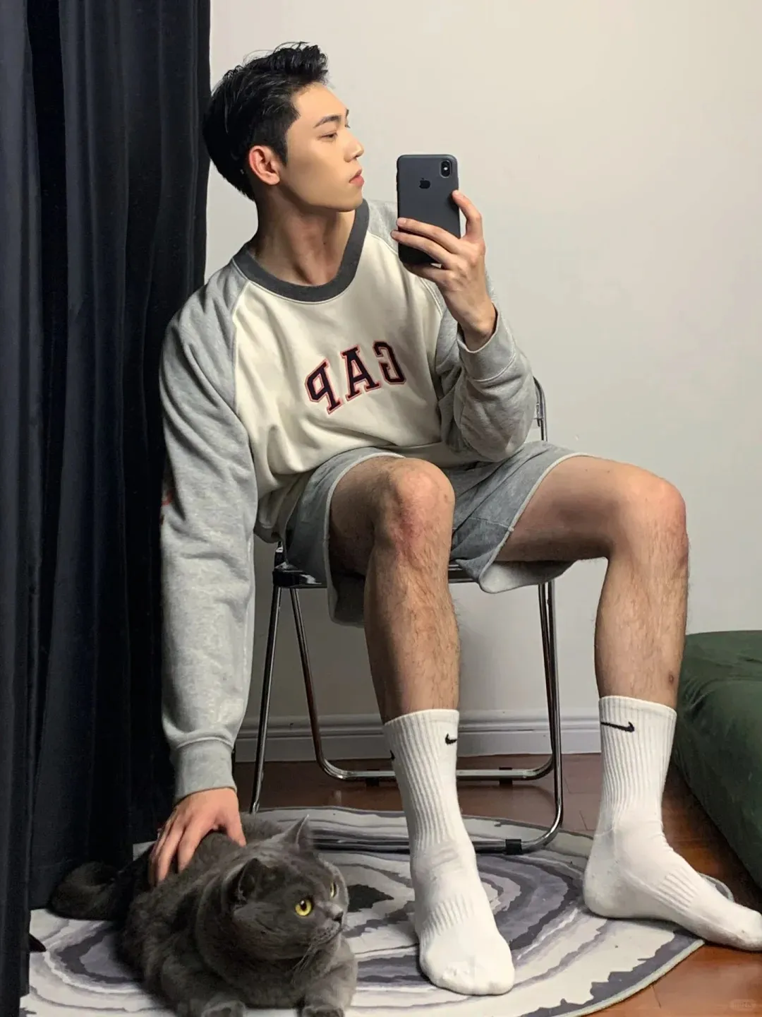 阳光帅气透着一身干净少年气，这一干净利落的正装少年你可否招了？