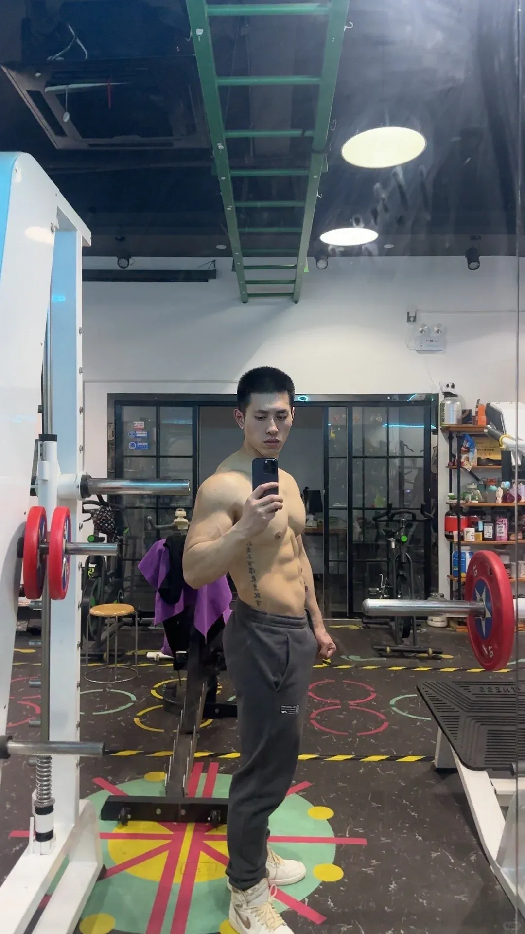 宁波生煎西施失业！肌肉老板凭胸肌杀疯全网，女顾客边吃边擦口水！