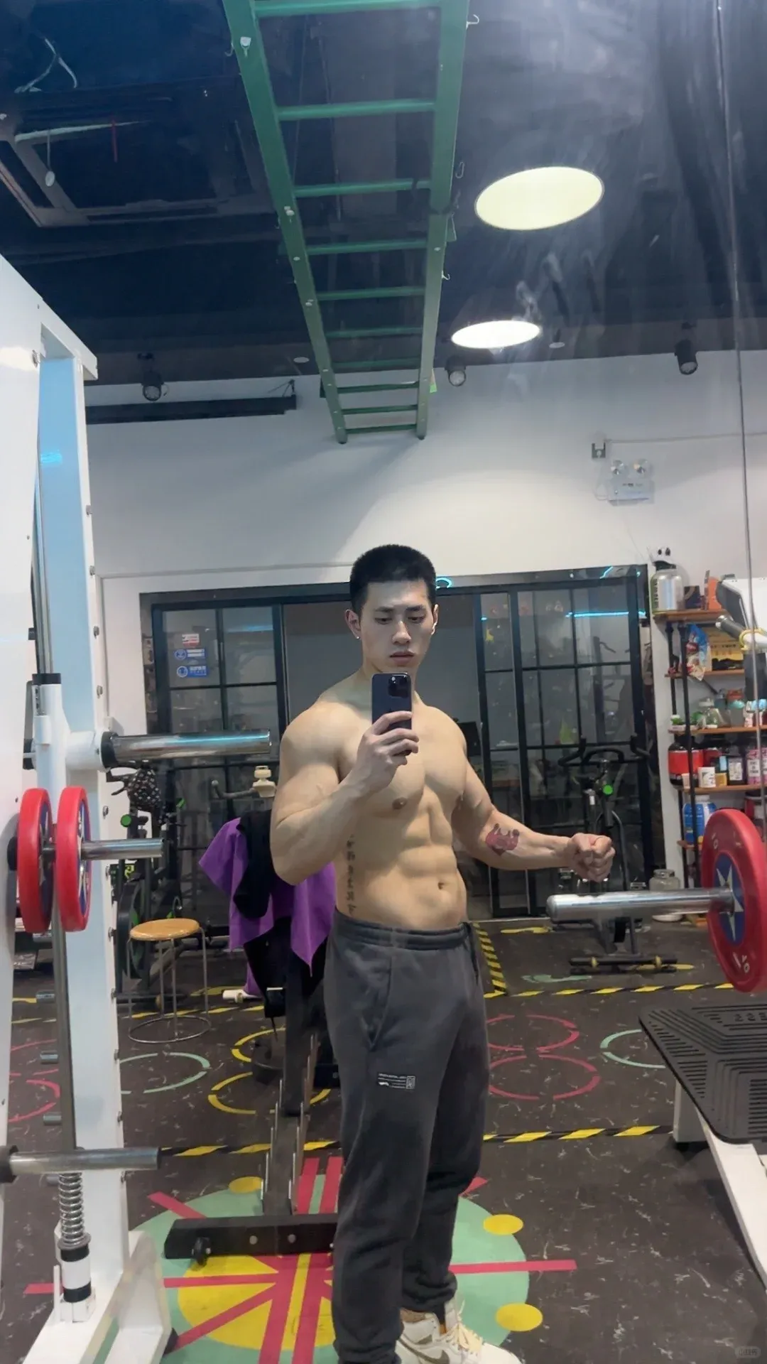 宁波生煎西施失业！肌肉老板凭胸肌杀疯全网，女顾客边吃边擦口水！