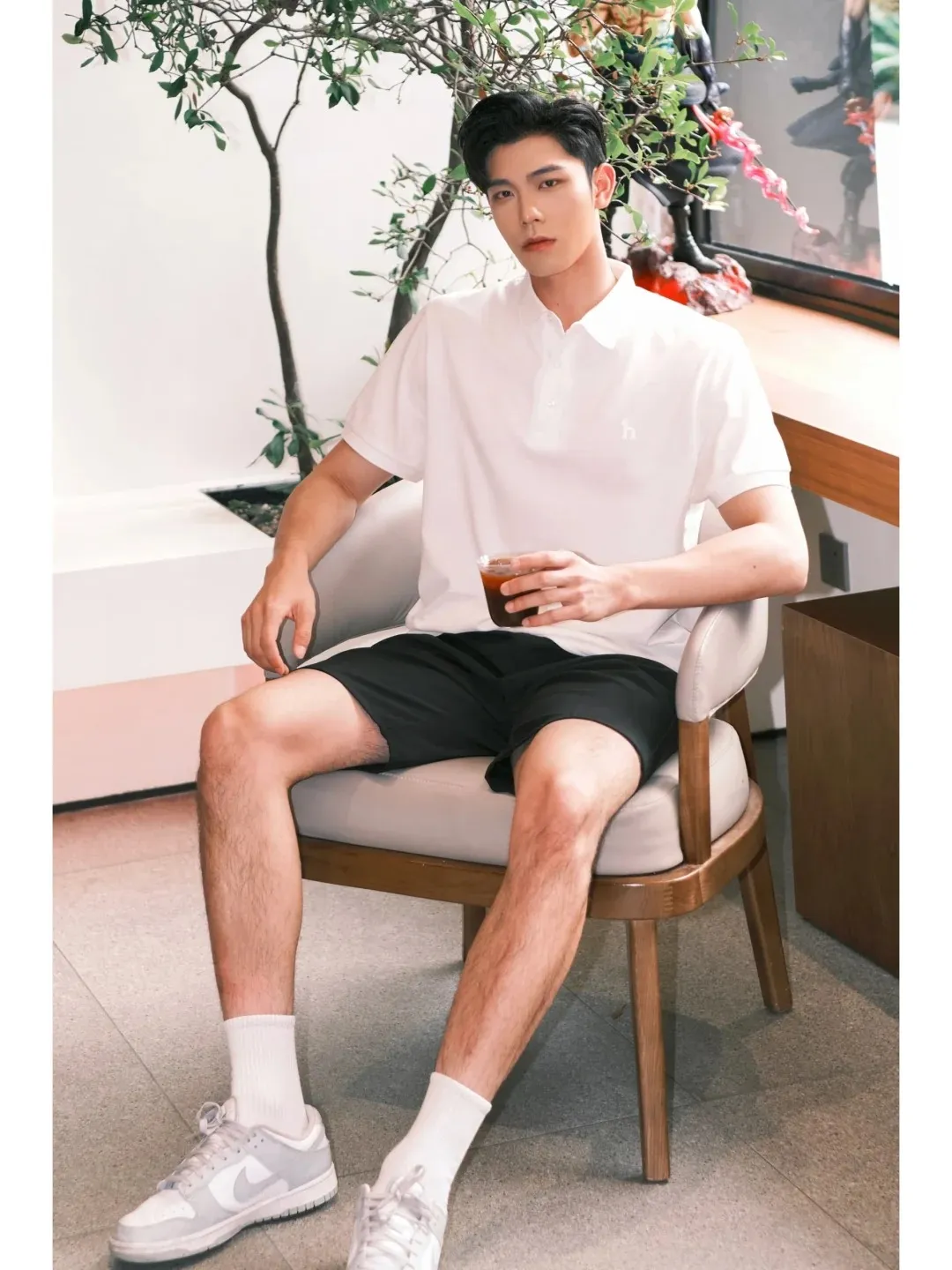 阳光帅气透着一身干净少年气，这一干净利落的正装少年你可否招了？