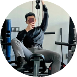 阳光洒在他身上：00 后型男演绎禁欲系正装，马靴搭配也太绝了吧！