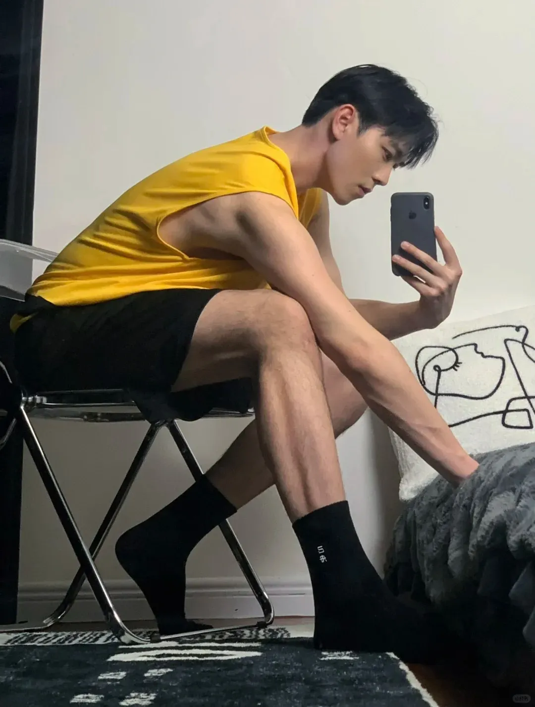 阳光帅气透着一身干净少年气，这一干净利落的正装少年你可否招了？
