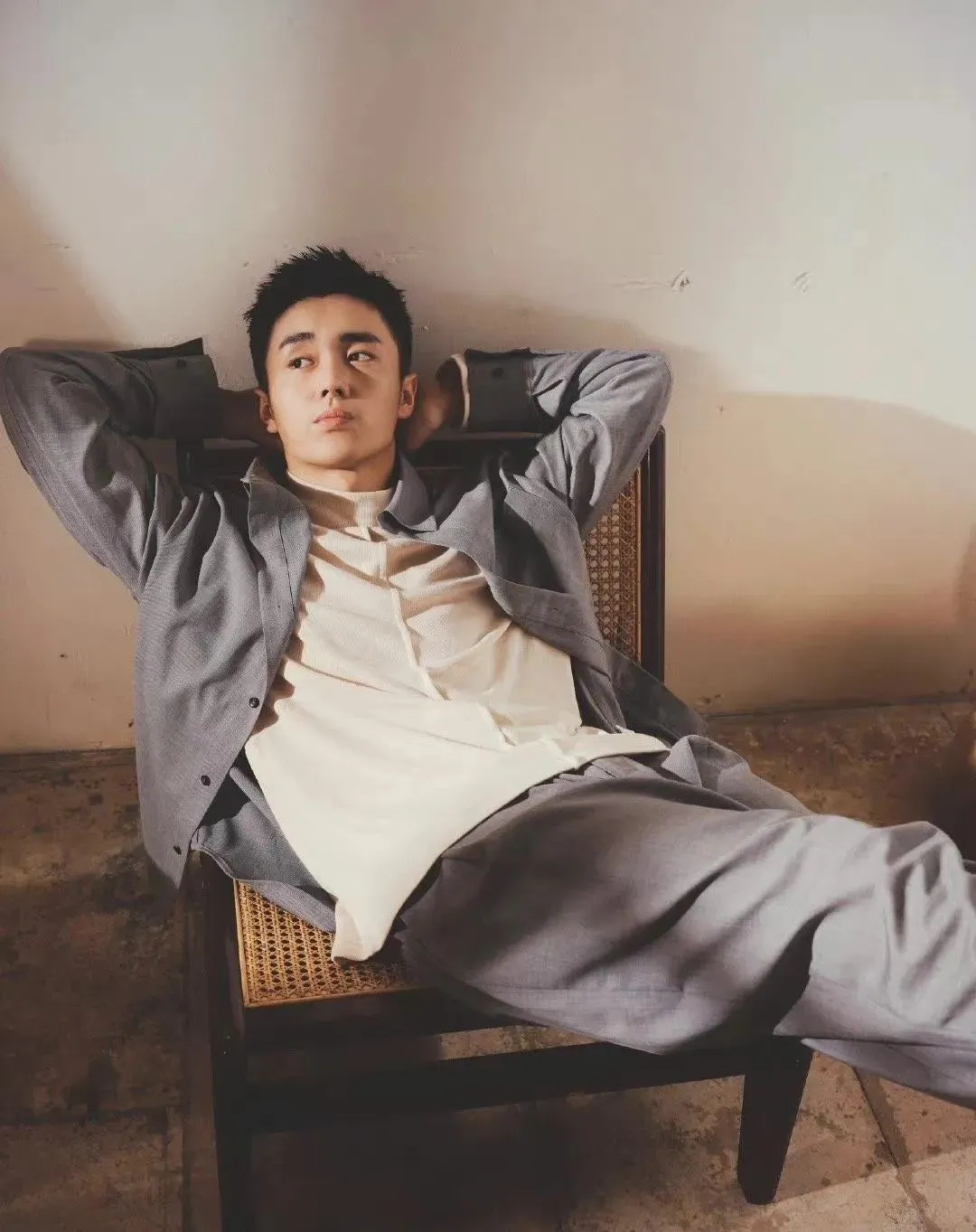 翟子路短裤冲澡花絮曝光,粗壮手臂大胸肌,竟成肉壮黑皮体育生! 翟子路短裤冲澡花絮曝光,粗壮手臂大胸肌,竟成肉壮黑皮体育生!