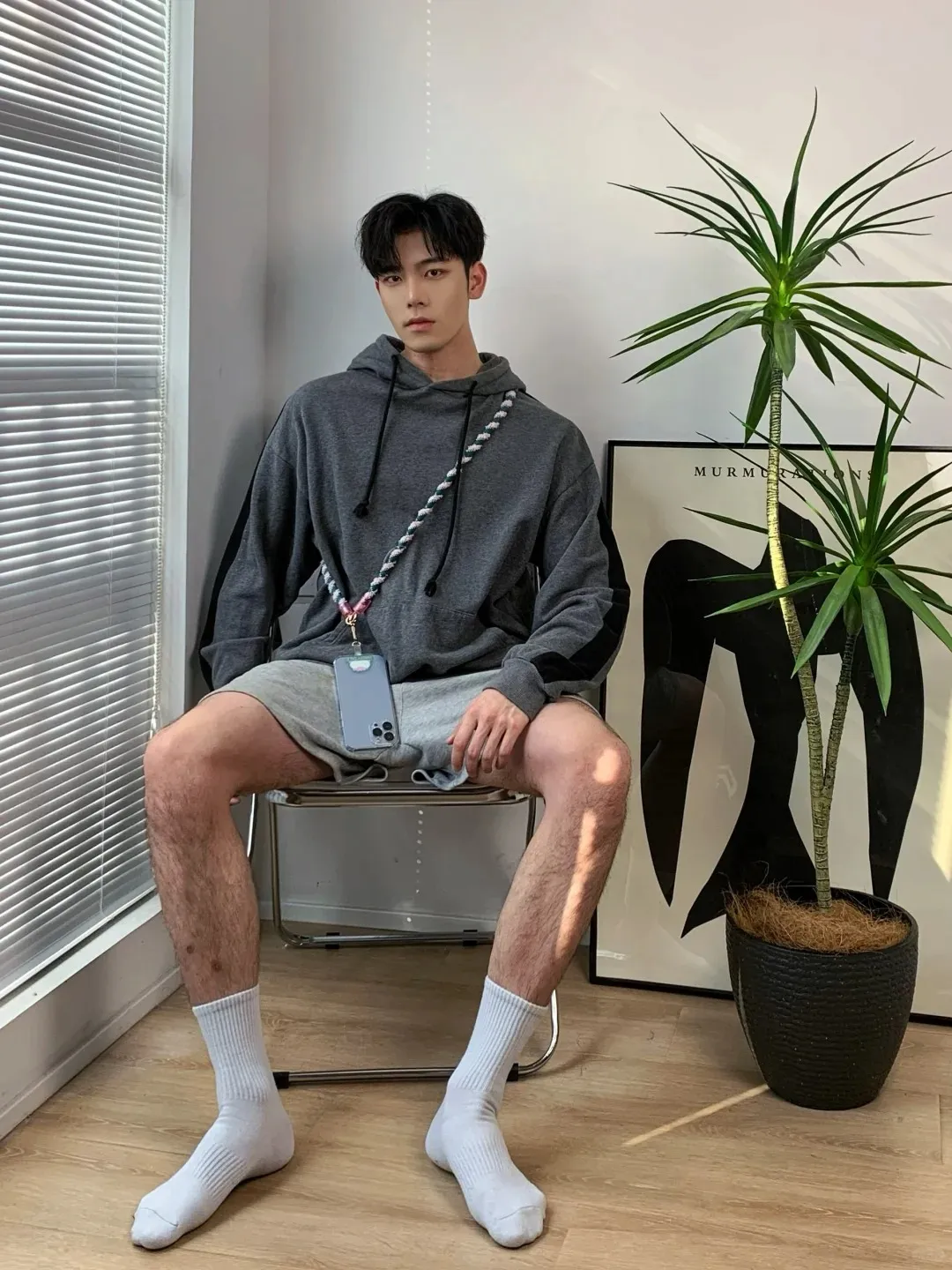 阳光帅气透着一身干净少年气，这一干净利落的正装少年你可否招了？