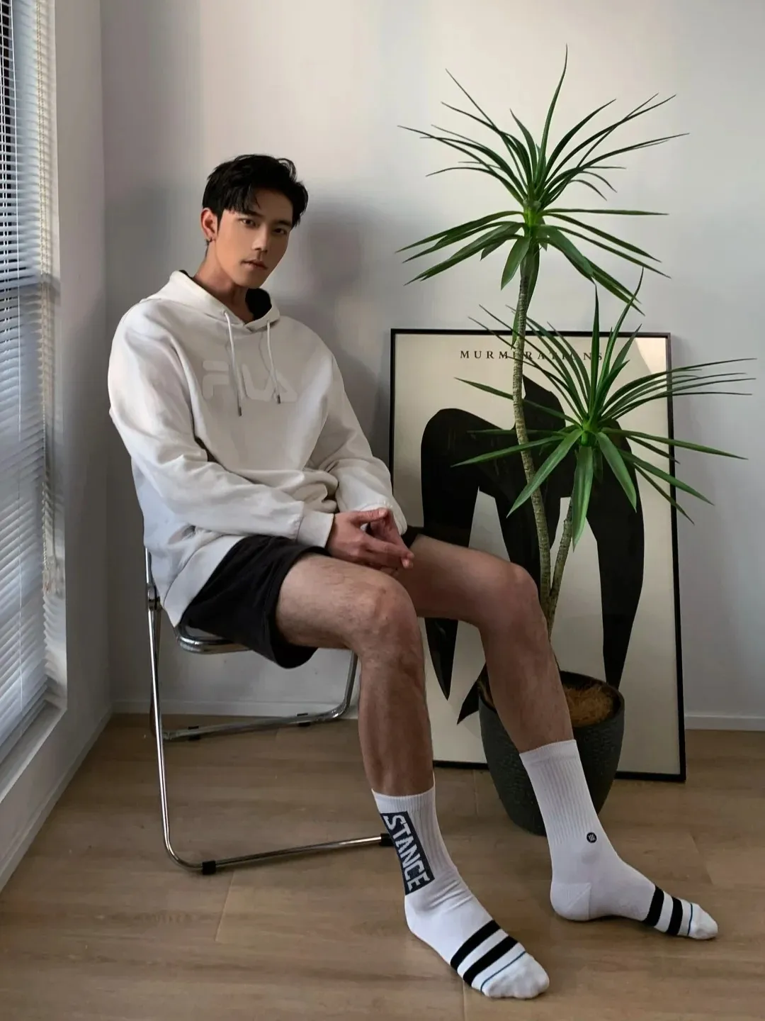 阳光帅气透着一身干净少年气，这一干净利落的正装少年你可否招了？
