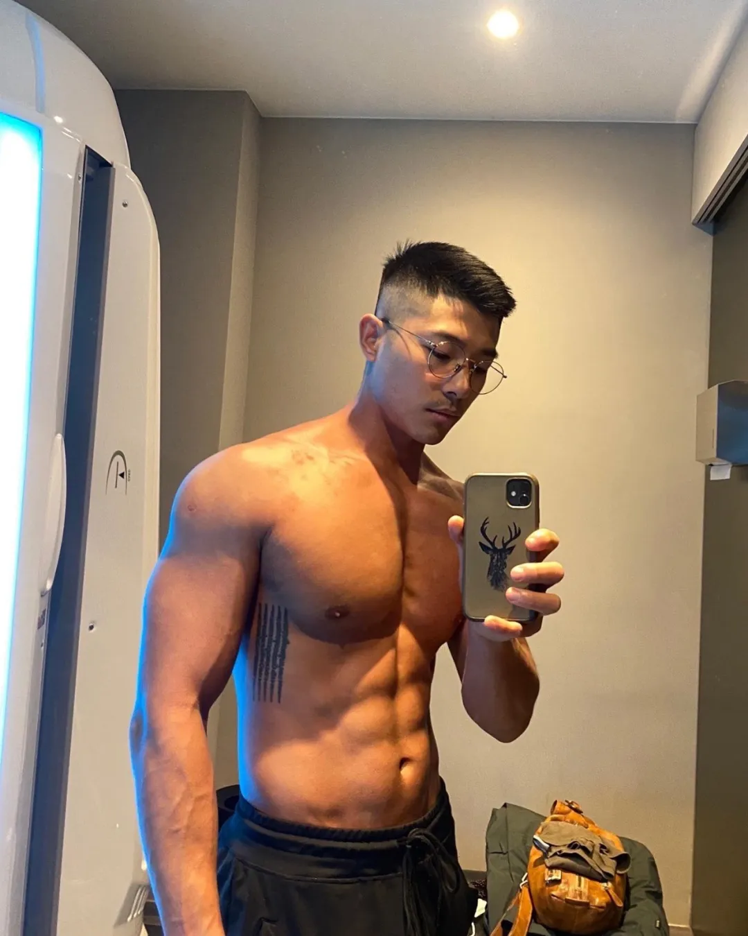 直男教练更衣室换装引尖叫！这肌肉线条是真实存在的吗？