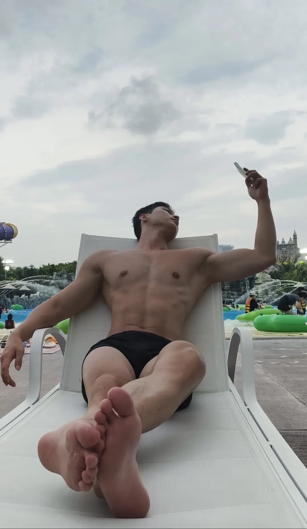 阳光洒在他身上：00 后型男演绎禁欲系正装，马靴搭配也太绝了吧！