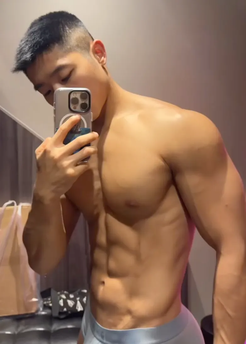 直男教练更衣室换装引尖叫!这肌肉线条是真实存在的吗? 直男教练更衣室换装引尖叫!这肌肉线条是真实存在的吗?