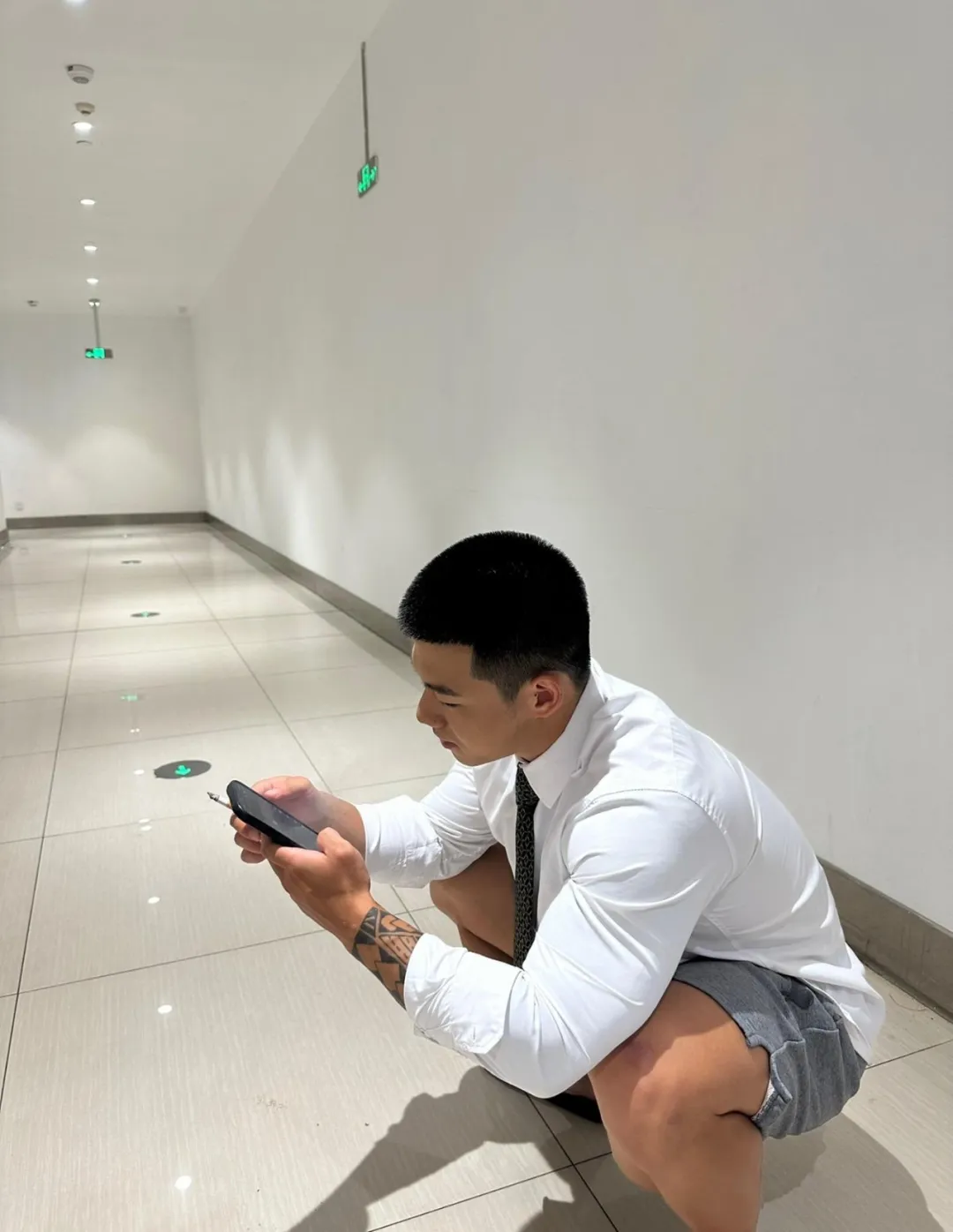 寸头猛男玩纯欲风！浙江教练花臂杀疯推特 网友：这是我能免费看的？