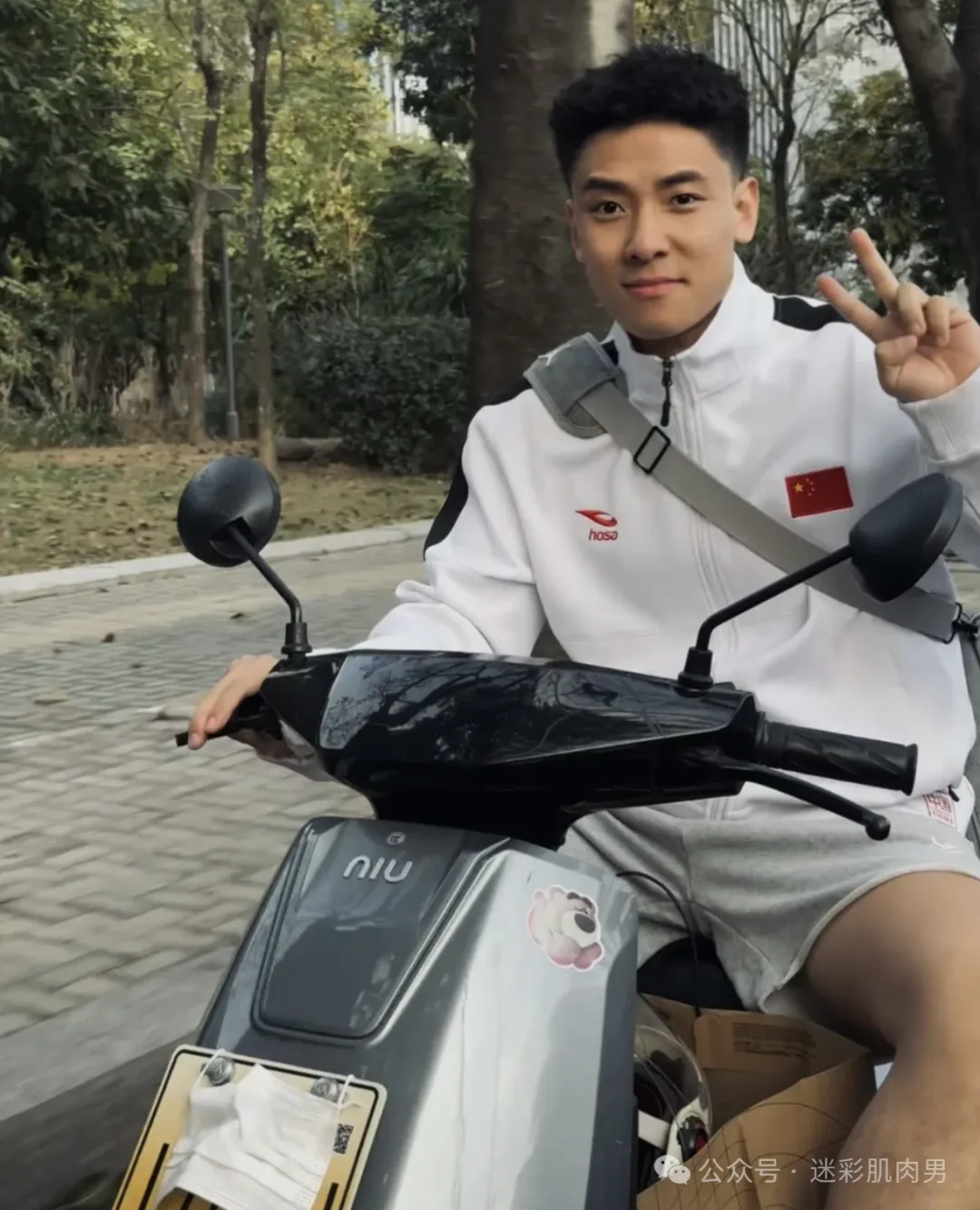 23 岁一级游泳运动员自拍真好看！黝黑长腿腿穿太短 ​​​！