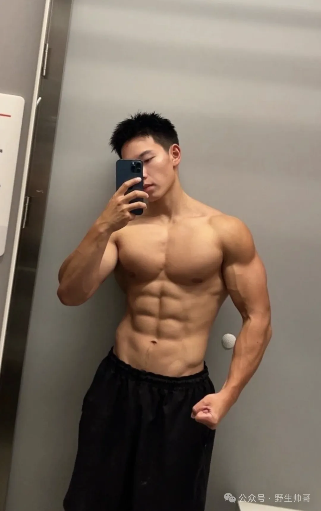 男摄盯上的北体八块腹肌黑皮帅哥，洗澡照太顶了！