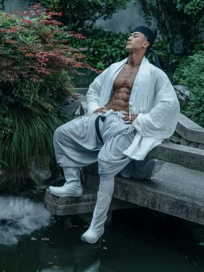 94 年已婚肌肉天菜出圈！Paco 教练廉書宇浴室对镜拍 湿身人鱼线让网友集体喊老公