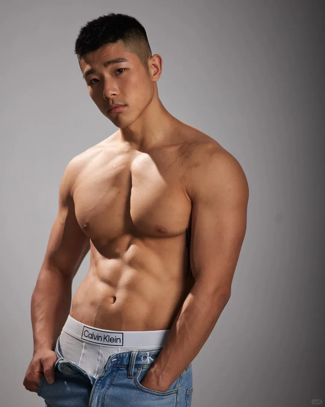 直男教练更衣室换装引尖叫！这肌肉线条是真实存在的吗？