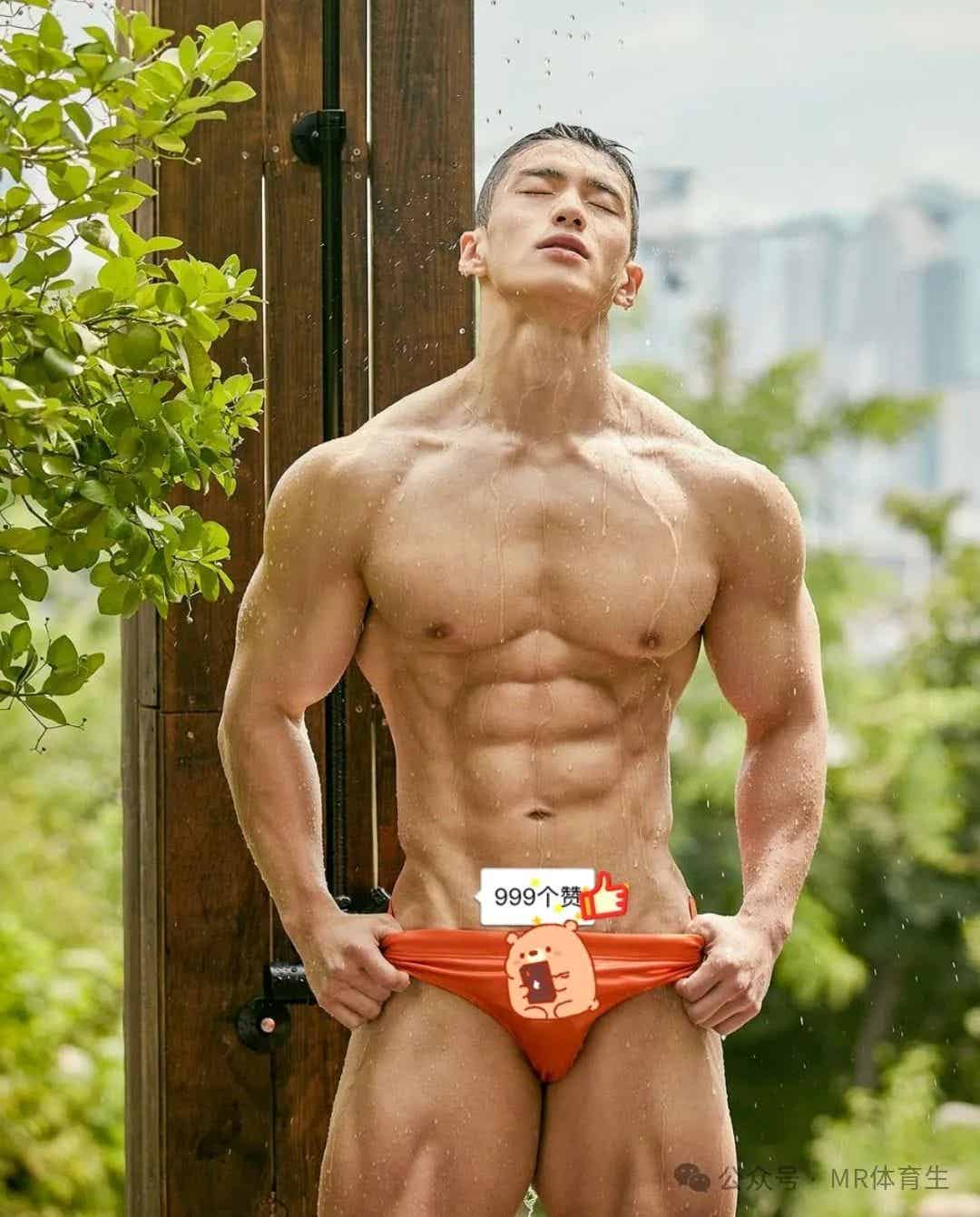 肌肉网红小哥户外冲凉，这性张力绝了！-潮男潮北