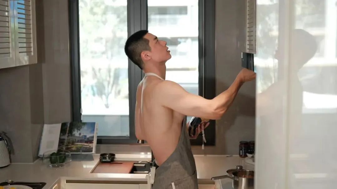 184CM 寸头肌肉制服小哥撩裤子？？爷们男友天花板！