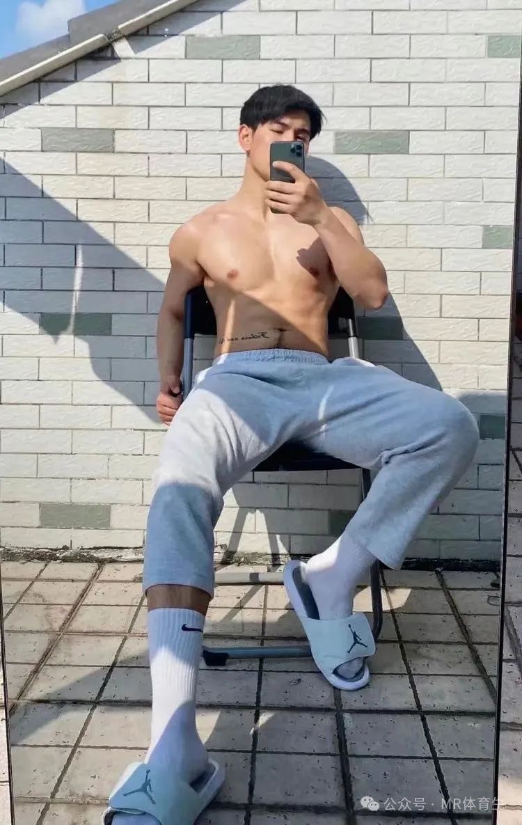 薄肌体育生，薄肌勾勒青春，汗水浇筑梦想