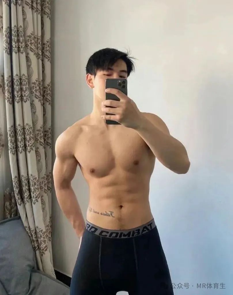 薄肌体育生，薄肌勾勒青春，汗水浇筑梦想