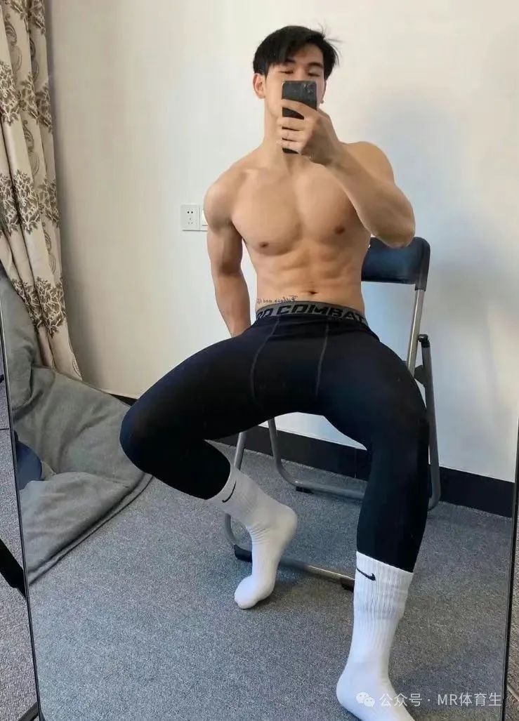 薄肌体育生，薄肌勾勒青春，汗水浇筑梦想