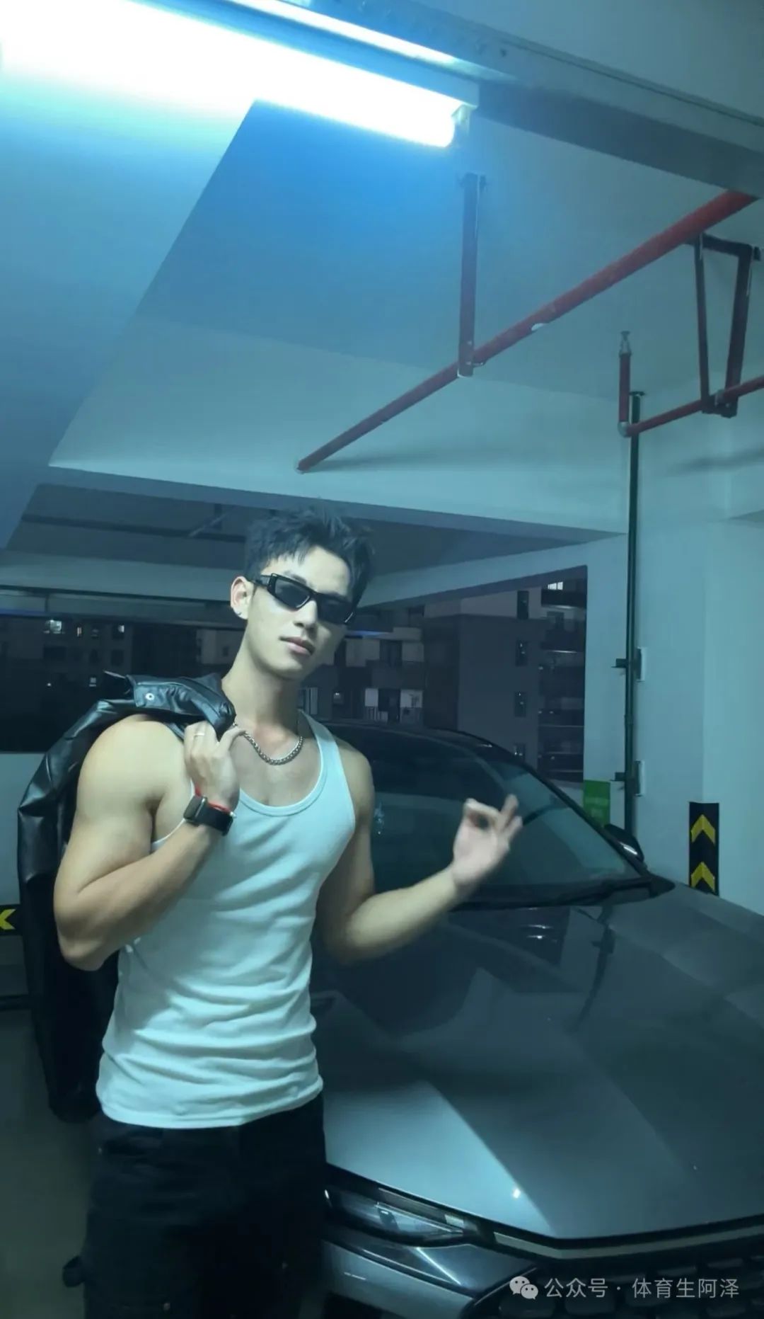 00 后肌肉帅哥体育生，毕业就开上豪车，网友：知道你不想努力了.......