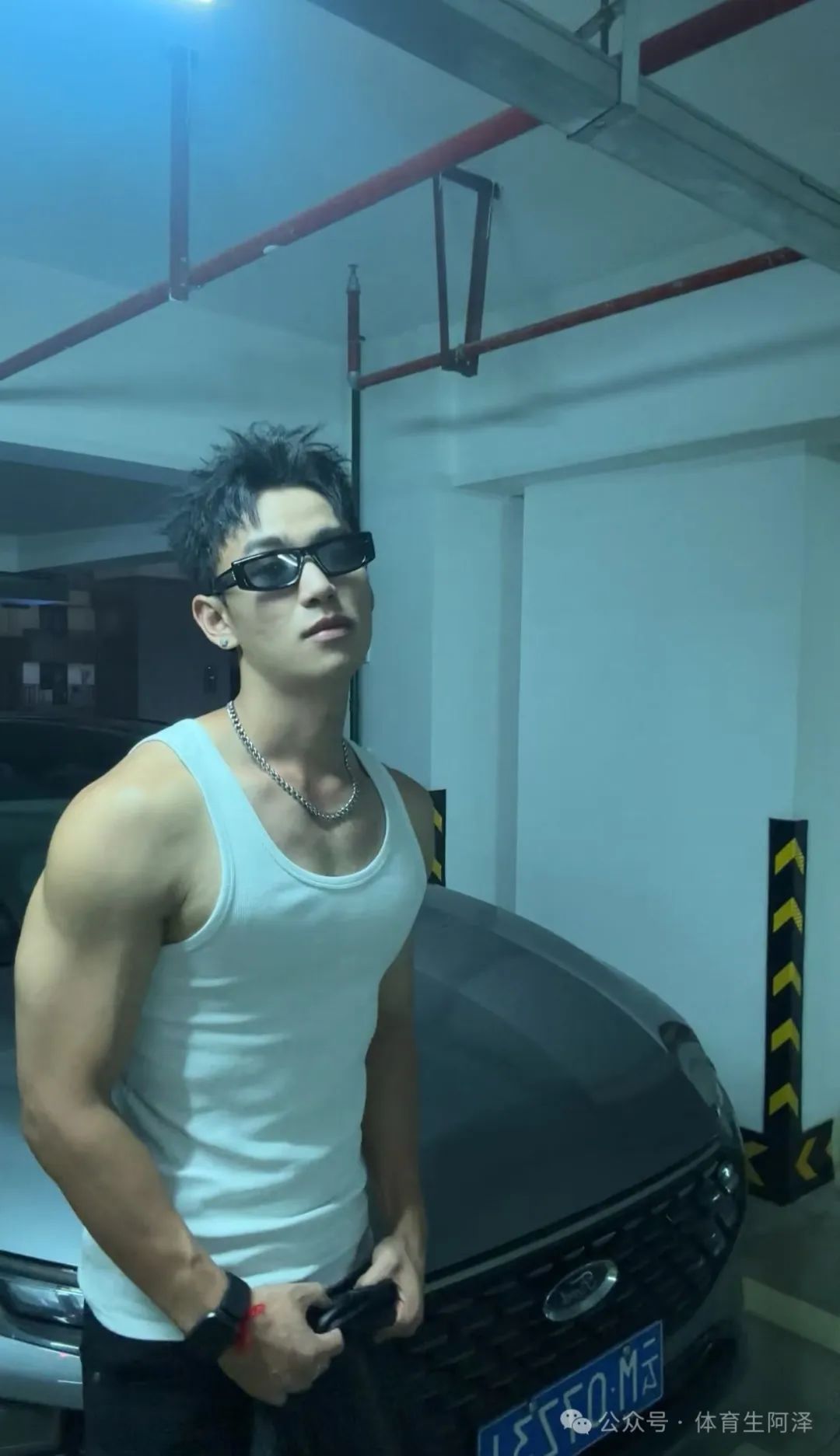 00 后肌肉帅哥体育生，毕业就开上豪车，网友：知道你不想努力了.......