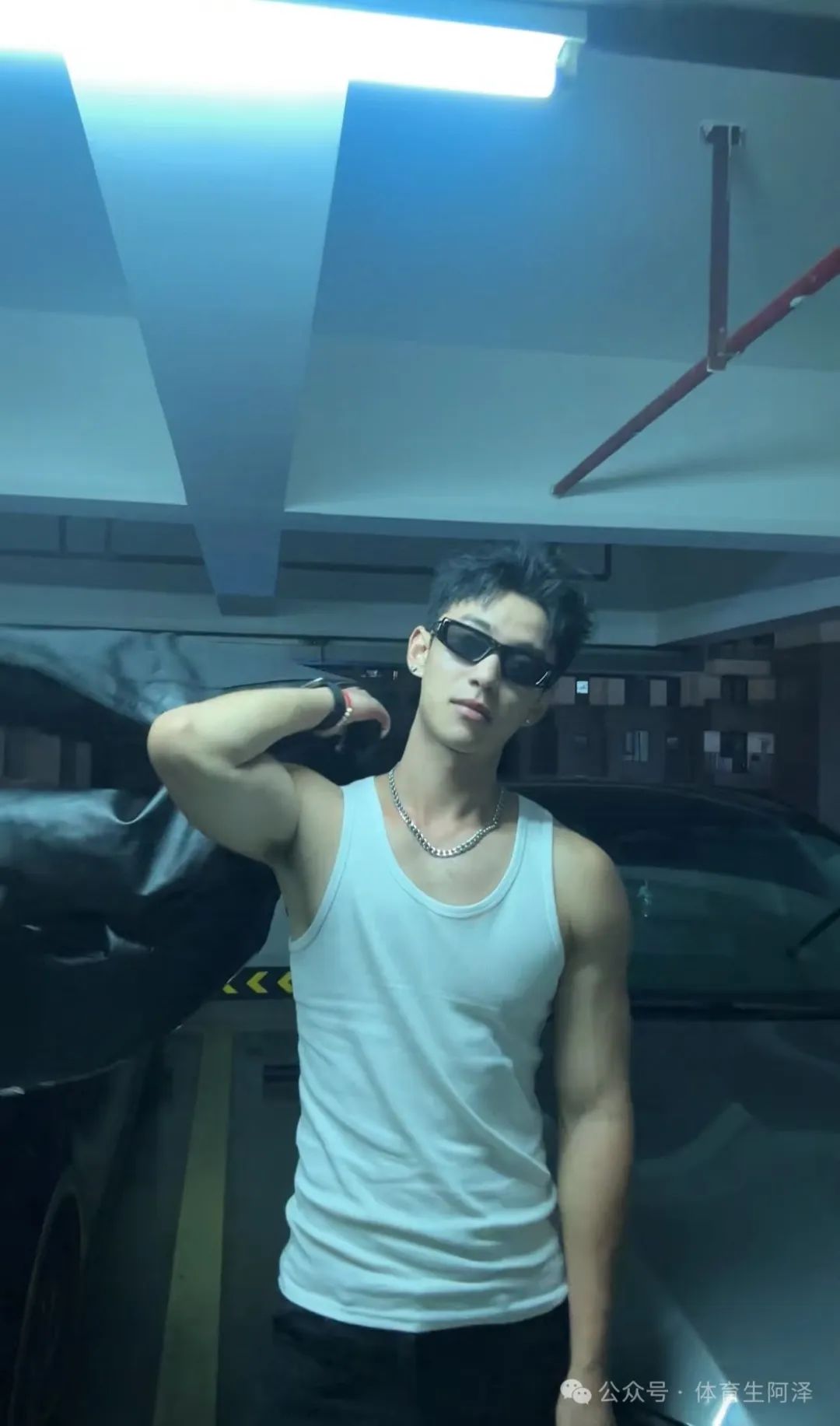 00 后肌肉帅哥体育生，毕业就开上豪车，网友：知道你不想努力了.......