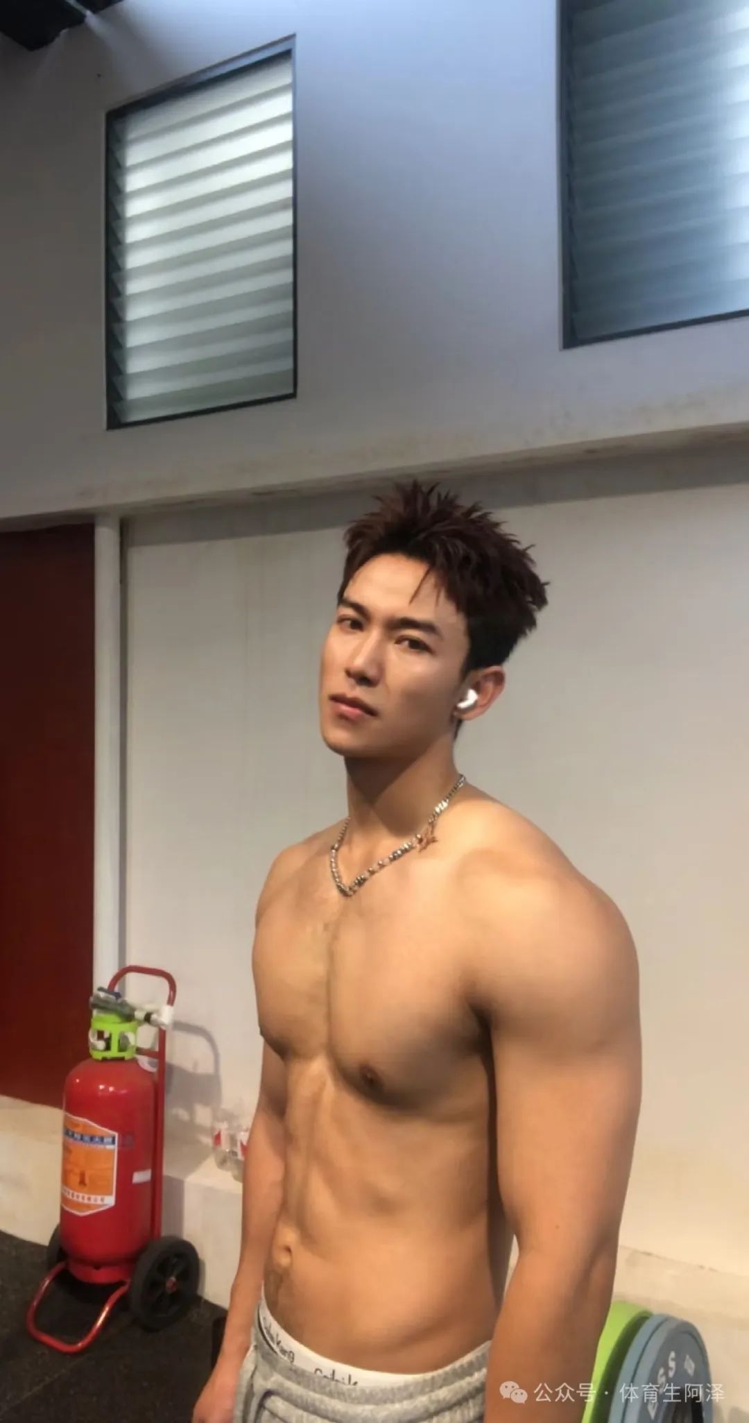 00 后肌肉帅哥体育生，毕业就开上豪车，网友：知道你不想努力了.......