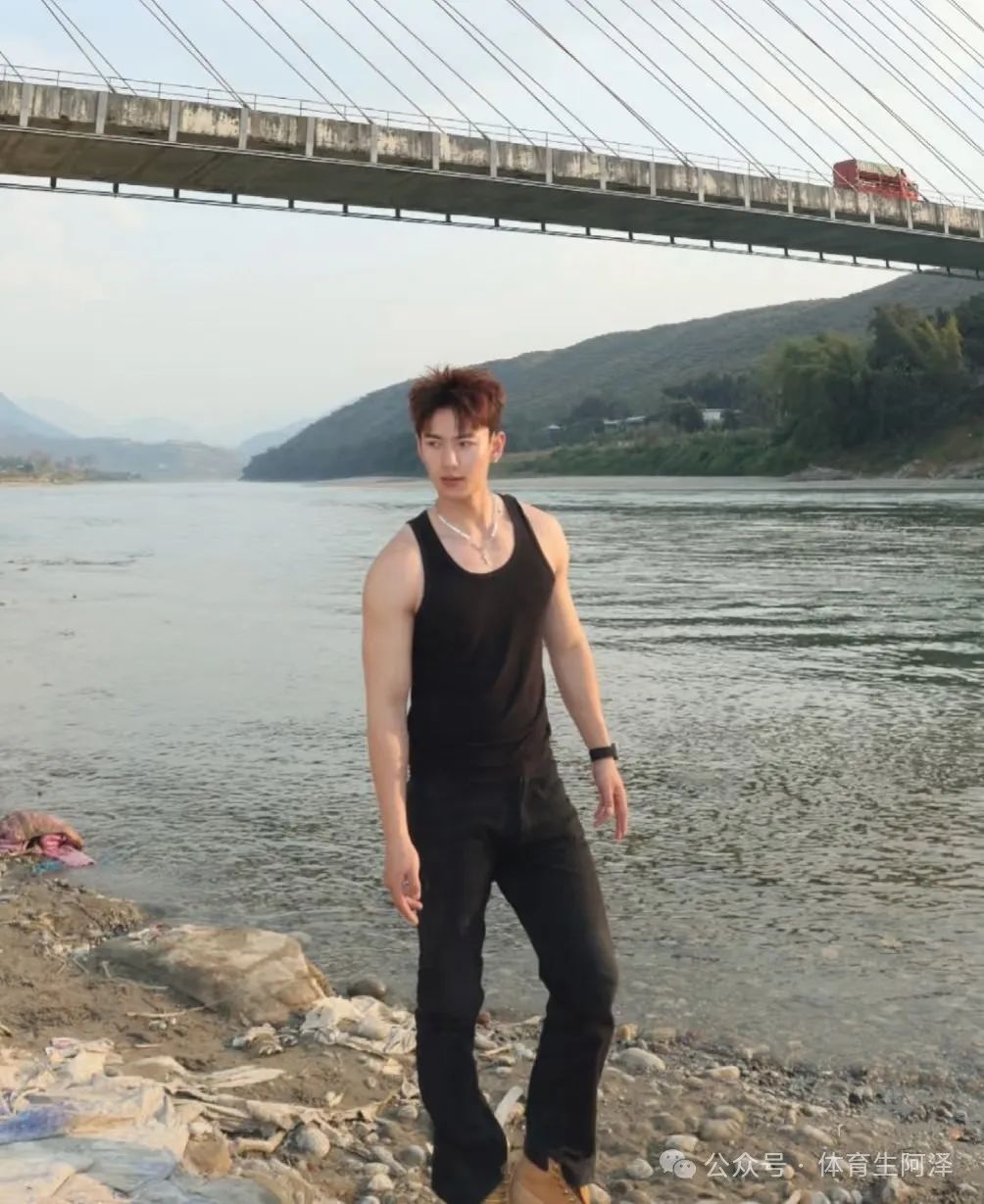 00 后肌肉帅哥体育生，毕业就开上豪车，网友：知道你不想努力了.......