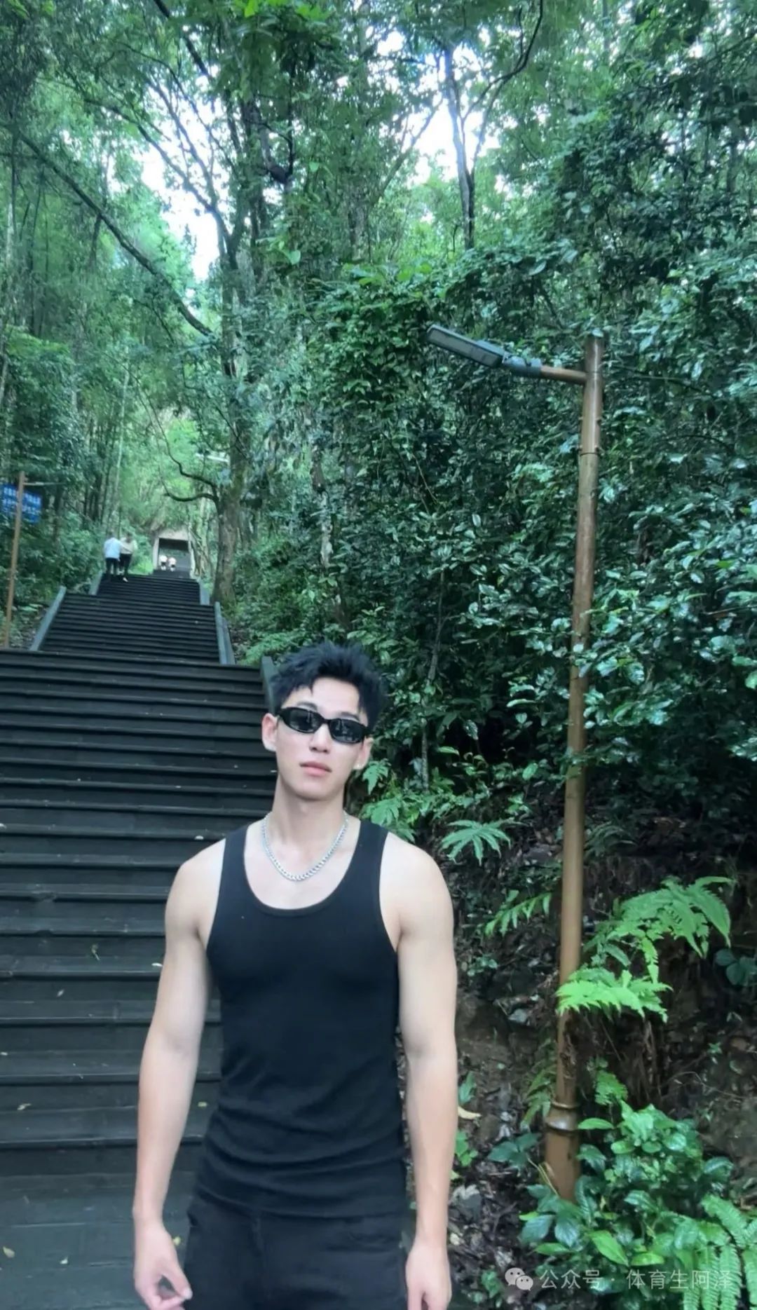 00 后肌肉帅哥体育生，毕业就开上豪车，网友：知道你不想努力了.......