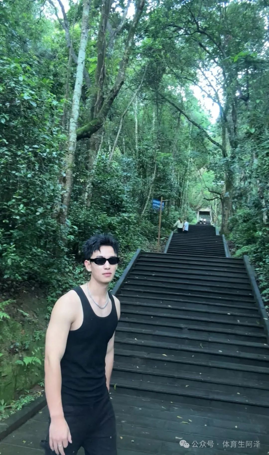 00 后肌肉帅哥体育生，毕业就开上豪车，网友：知道你不想努力了.......