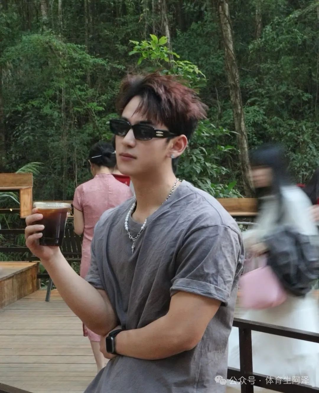 00 后肌肉帅哥体育生,毕业就开上豪车,网友:知道你不想努力了....... 00 后肌肉帅哥体育生,毕业就开上豪车,网友:知道你不想努力了.......